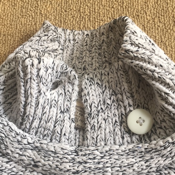 Heavy knit white/blk yarn.button/hole accent at neck. Excellent cond size Large - Picture 2 of 5